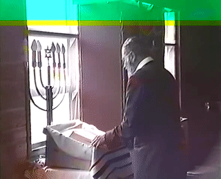   הרב מאיר כהנא היד מתפלל תפילת מנחה כשליח ציבור חזן(1) 00:00:34